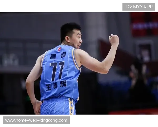 北京首钢主帅怒摔战术板:场上焦虑与战术智慧的碰撞 北京首钢主帅怒摔战术板:场上焦虑与战术智慧的碰撞