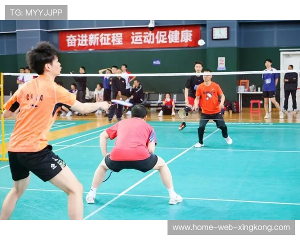 羽毛球双打高强度配合换位制胜，全面提升团队默契与竞技水平