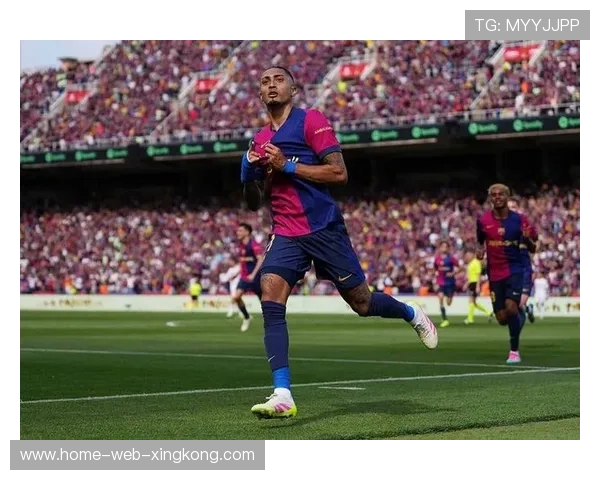 巴萨边路训练强度极高，拉菲尼亚突破连连